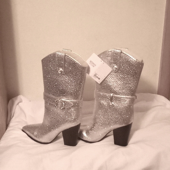 Rhinestones boots, pointed toes silver, size 8 and 3 1/2 inches high. - Picture 3 of 6